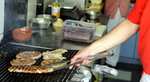 САНИТАРЦИ УЗАЛУД ПИШУ ПРИЈАВЕ: Муљају са храном без казне!